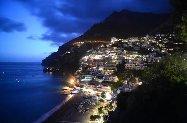 Positano (Włochy) przez noc — Zdjęcie stockowe