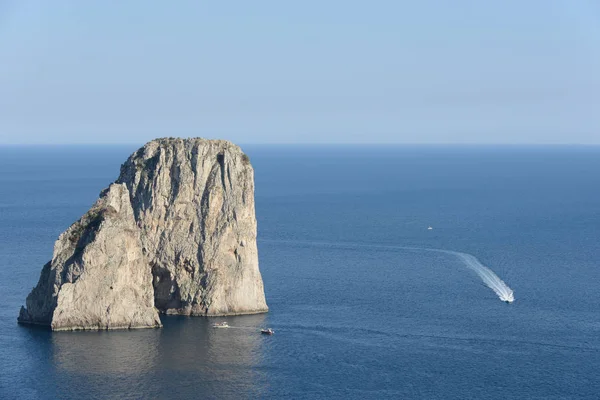 Faraglioni sten på Capri ø - Italien - Stock-foto