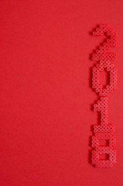 metin için yer kırmızı zemin üzerine izole mini boncuk süsleme yapılmış 2018.