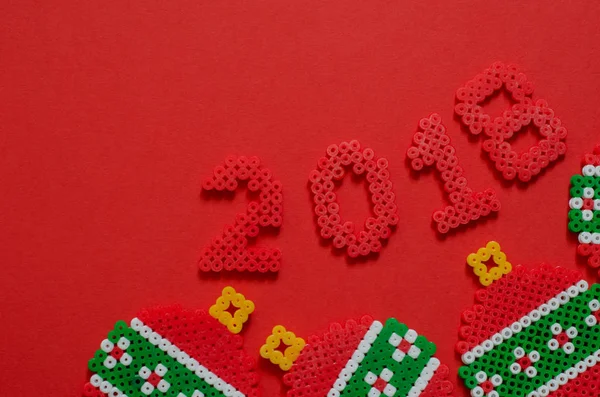 2018 realizzato con mini ornamento di perle isolato su sfondo rosso con spazio per il testo . — Foto Stock