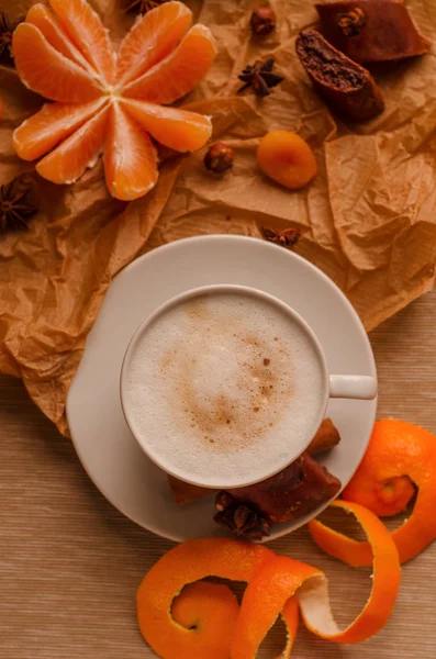 Conceito de Natal, xícara de café com biscoito, anis, canela e raspas de laranja - flat lay — Fotografia de Stock