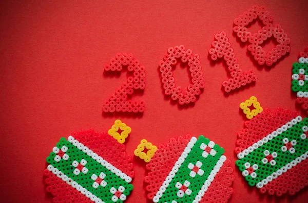 2018 realizzato con mini ornamento di perle isolato su sfondo rosso con spazio per il testo . — Foto Stock