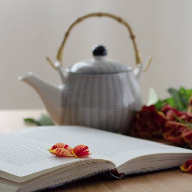 Beyaz fincan çay çaydanlık gündüz tablo ile 