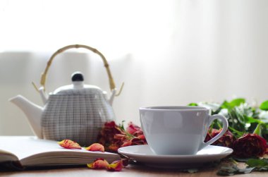 Beyaz fincan çay çaydanlık gündüz tablo ile 