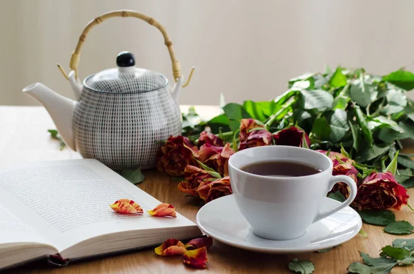 Weiße Tasse Tee Mit Teekanne Auf Dem Tisch Tageslicht — Stockfoto
