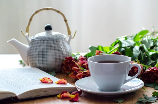 White Cup Tea Teapot Table Daylight — Stock Photo, Image