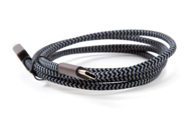 Beyaz arkaplanda Usb C kablosu
