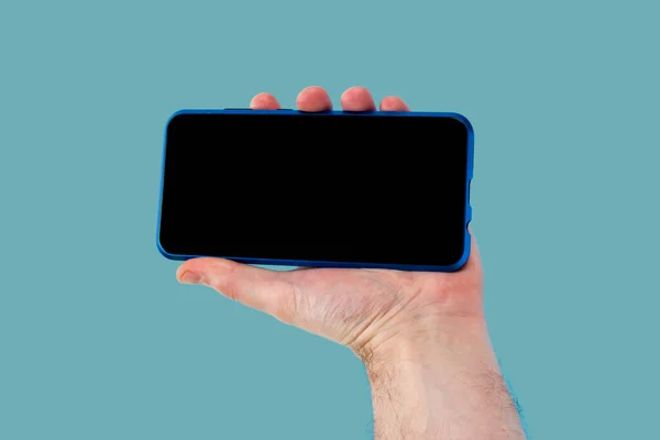 Smartphone Usado Pela Mão Humana Fundo Azul — Fotografia de Stock