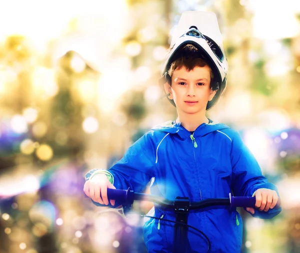 Портрет мальчика на велосипеде — стоковое фото