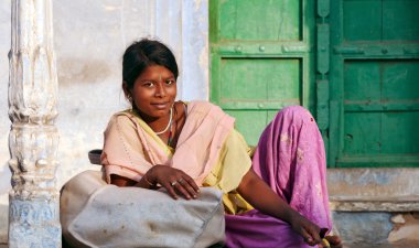 Pushkar, Hindistan - 21 Kasım: Genç gülümseyen Hintli kadın üzerinde 