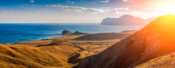 Uitzicht op de Koktebel Bay, Cape Chameleon en oude vulkaan Kar — Stockfoto
