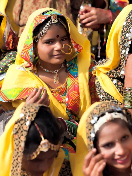 Uma meninas não identificadas em trajes étnicos coloridos assiste no — Fotografia de Stock