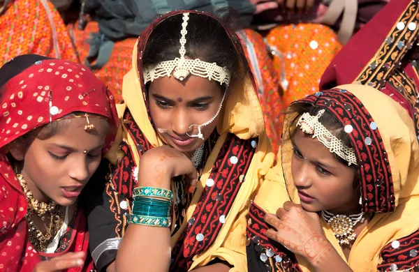 Неопознанные девушки в красочной этнической одежде посещают — стоковое фото