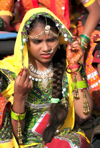 Uma meninas não identificadas em trajes étnicos coloridos assiste no — Fotografia de Stock