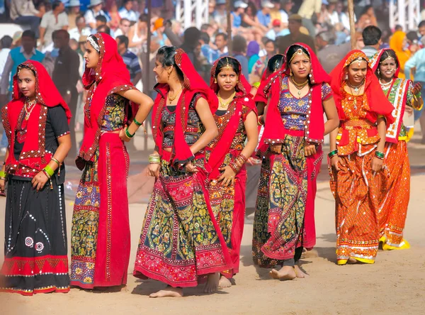 Una niñas no identificadas en traje étnico colorido asiste a la — Foto de Stock