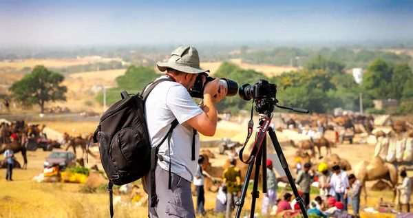 Photographe prendre des photos à la foire de Pushkar, Inde — Photo