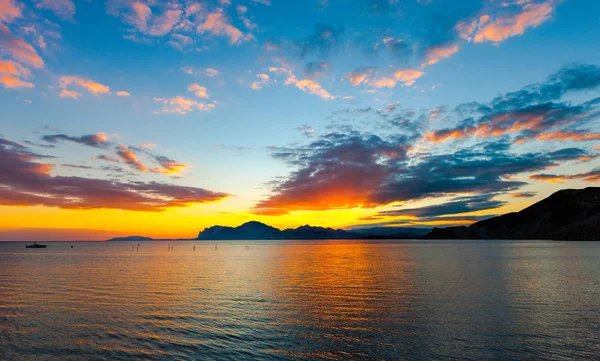 Puesta de sol sobre el antiguo volcán Karadag, Crimea —  Fotos de Stock