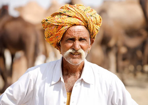 Porträtt Rajasthani indisk man deltar i mässan Pushkar, Indien. — Stockfoto