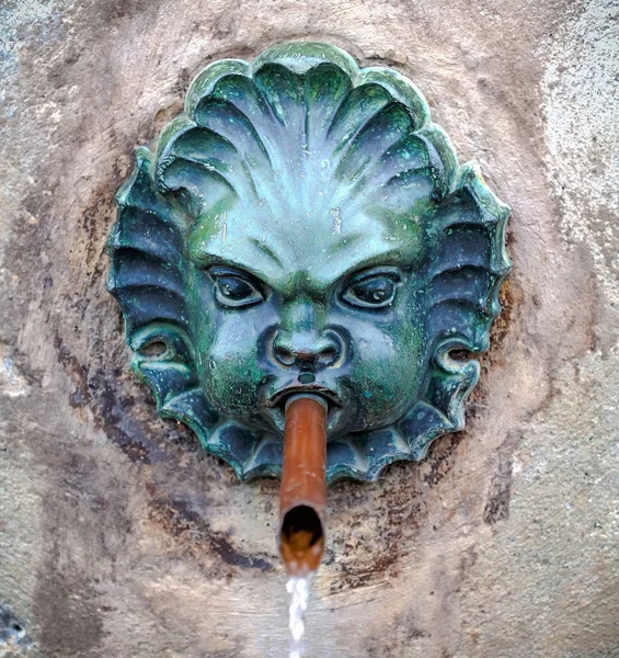 Head fountain in the wall — Stock Photo, Image