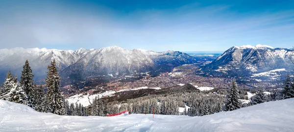 Panoramic views of the Alps and Garmisch-Partenkirchen — Stock Photo, Image