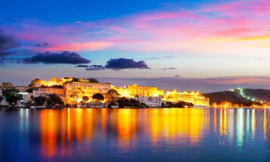 City Palace ve PICHOLA lake akşam ışık, Hindistan