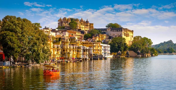 Palazzo della città e lago Pichola a Udaipur, India — Foto Stock