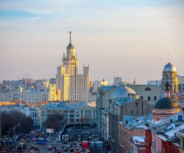 모스크바, Kotelnicheskaya 제방에서 마천루의 보기 — 스톡 사진