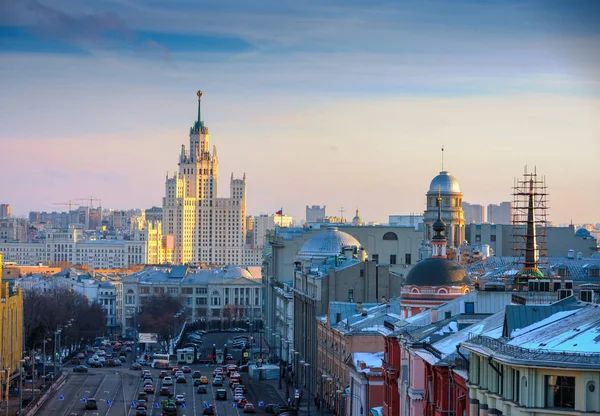 Moscou, vue du gratte-ciel sur le remblai de Kotelnicheskaya — Photo