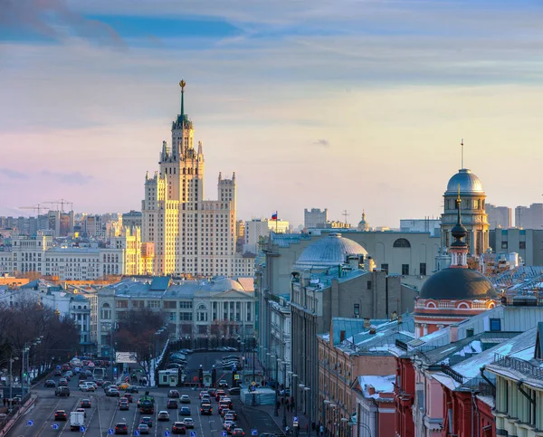 Москва, вид на небоскреб на Котельнической набережной и в районе Ильинских ворот . — стоковое фото