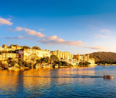City Palace ve PICHOLA lake Udaipur, Hindistan