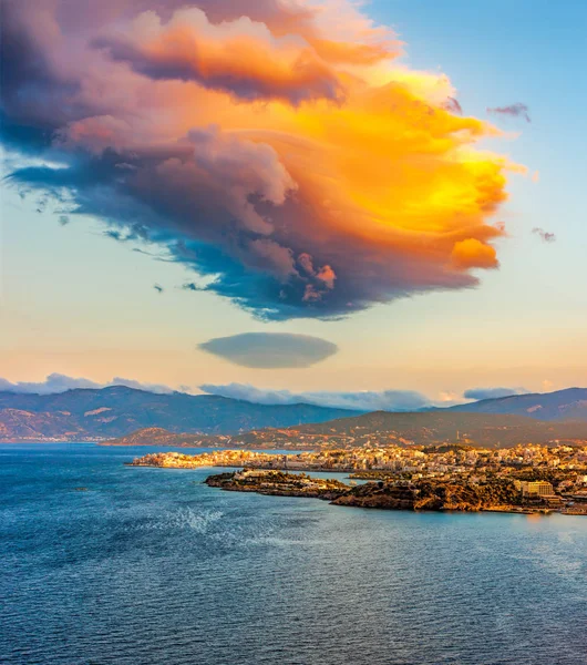 The sunrise over the island of Crete, the Bay of Mirabella and A — Stock Photo, Image
