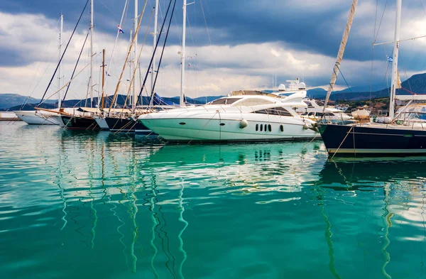 Yates en el puerto de Agios Nikolaos —  Fotos de Stock