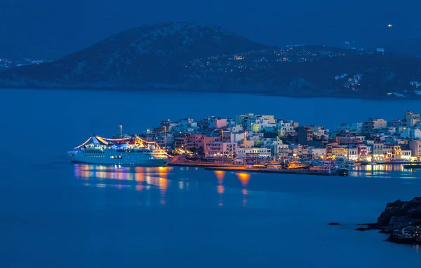 Výletní lodi na pobřeží Agios Nikolaos — Stock fotografie