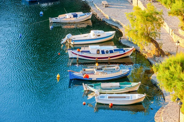 Lake Voulismeni gemilerde. Agios Nikolaos, Crete, Yunanistan — Stok fotoğraf