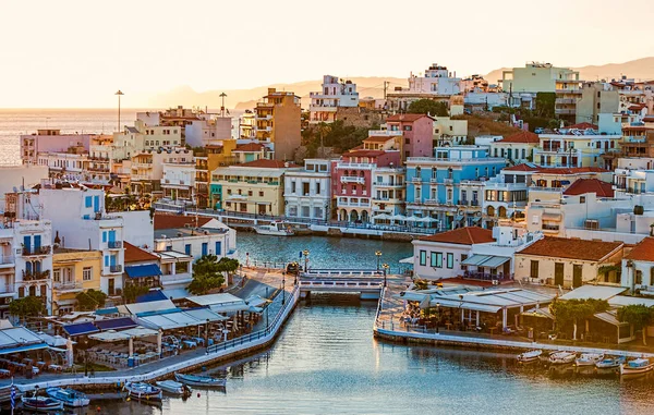 Agios Nikolaos, a kora reggeli órákban, Kréta, Görögország — Stock Fotó