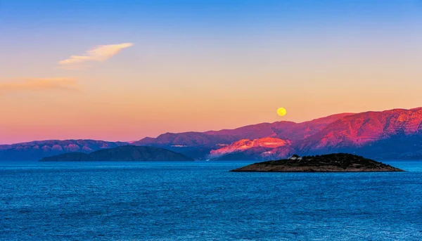 Πανσέληνος πάνω από την Κρήτη στο ηλιοβασίλεμα — Φωτογραφία Αρχείου