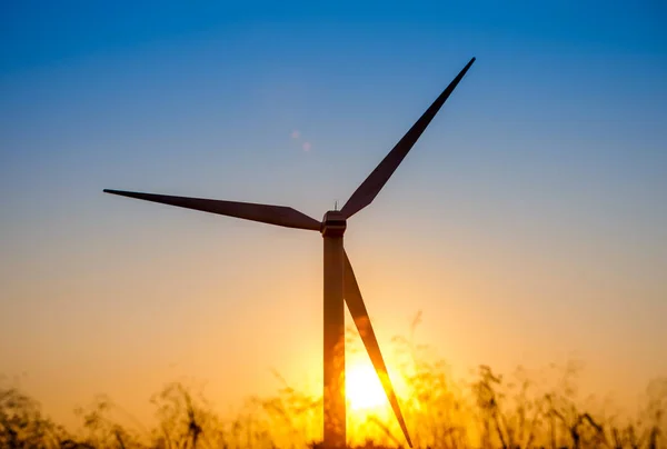 风电机组在日落时，希腊克里特岛 — 图库照片
