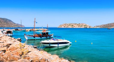 Turist ve balıkçı tekneleri Köyü Plaka, n iskelede