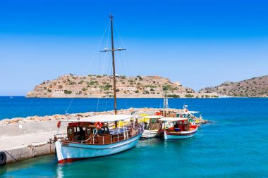 Turist ve balıkçı tekneleri Köyü Plaka, n iskelede