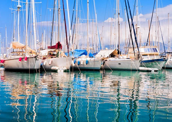 Yachts et bateaux dans le port d'Agios Nikolaos — Photo