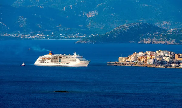 Statek pasażerski biały off Gre wybrzeże Agios Nikolaos, Crete, — Zdjęcie stockowe