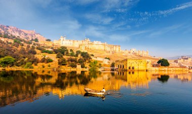 Maota Gölü ve Amber Fort Jaipur, Rajasthan, Hindistan içinde