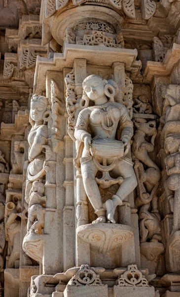 Antiguo Templo del Sol en Ranakpur. Talla del templo de Jain . —  Fotos de Stock