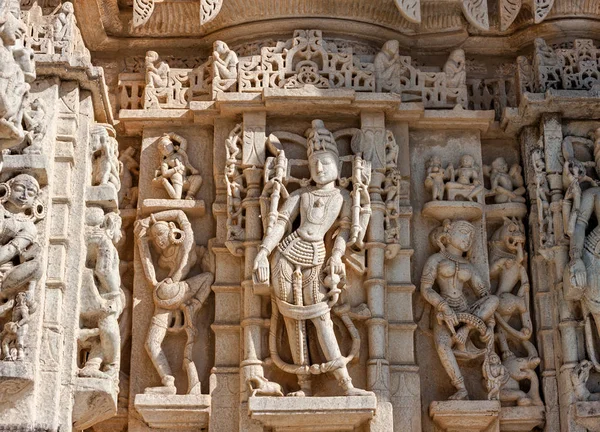 Oude zon tempel in ranakpur. Jain tempel snijwerk. — Stockfoto