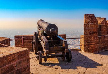 Mehrangarh kalede kale duvarına eski tarihi savaş topu