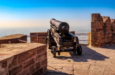 Mehrangarh kalede kale duvarına eski tarihi savaş topu
