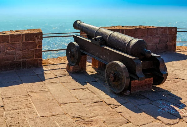 Old historical cannon on the fortress wall of Mehrangarh Fort in — Stock Photo, Image