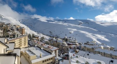 İspanya Sierra Nevada dağlarında Kayak Merkezi Görünümü