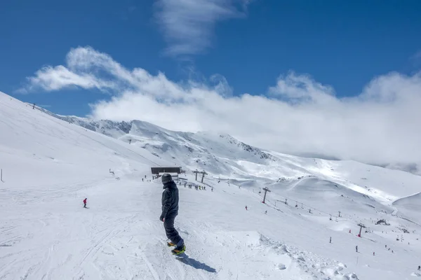 Skidbackarna i Pradollano i Sierra Nevada bergen i Spanien — Stockfoto