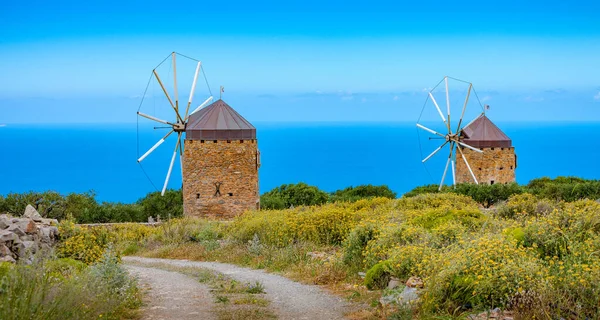 Alte Windmühlen auf der Insel Beton, Griechenland. — Stockfoto